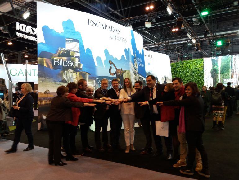 Representantes políticos de la ciudades que componen la red, junto al Consejero de Turismo Alfredo Retortillo, en el stand de Euskadi en Fitur.