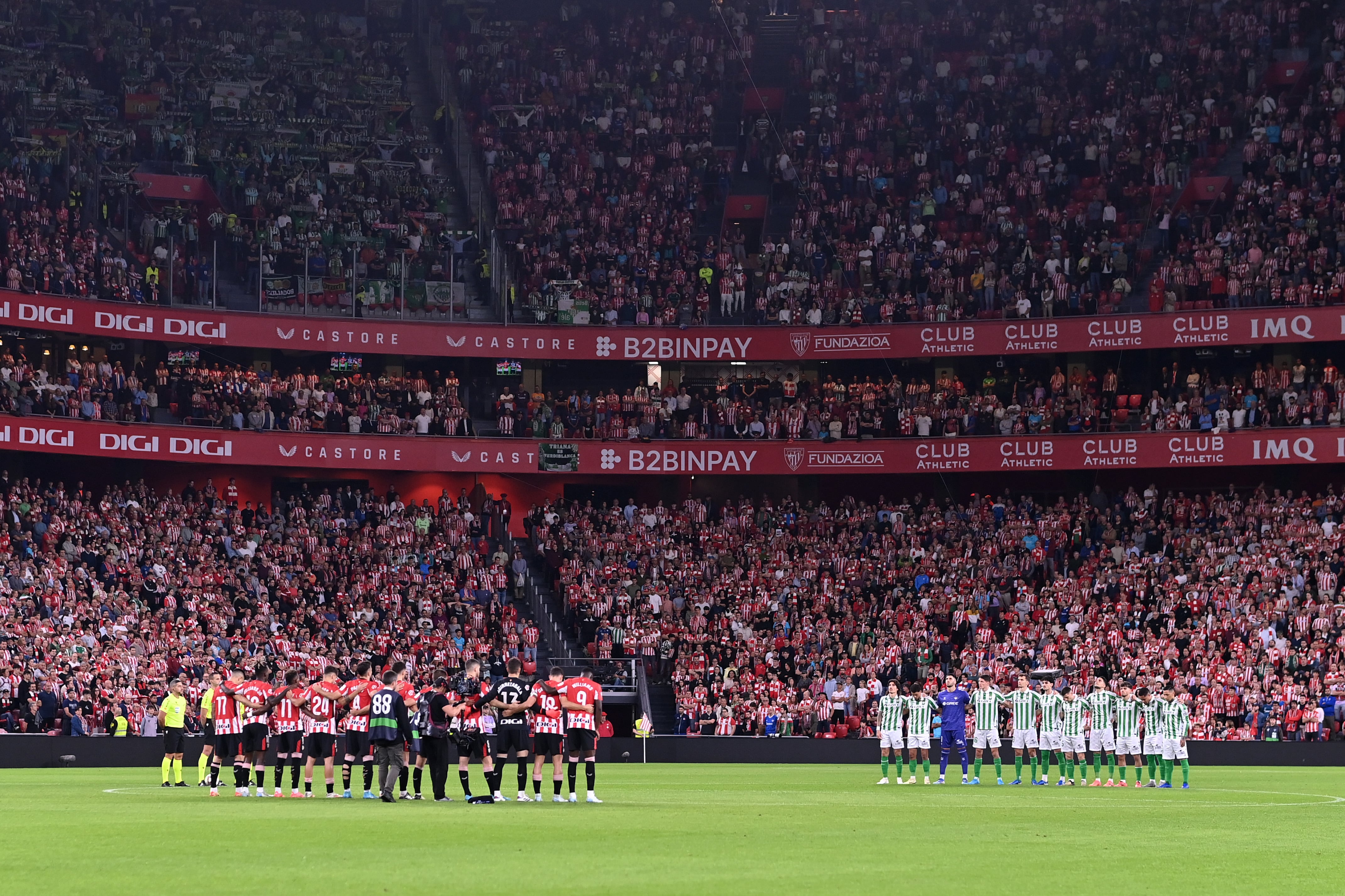 Los jugadores de Athletic y Betis, antes del partido que enfrentó a ambos equipos este domingo en San Mamés