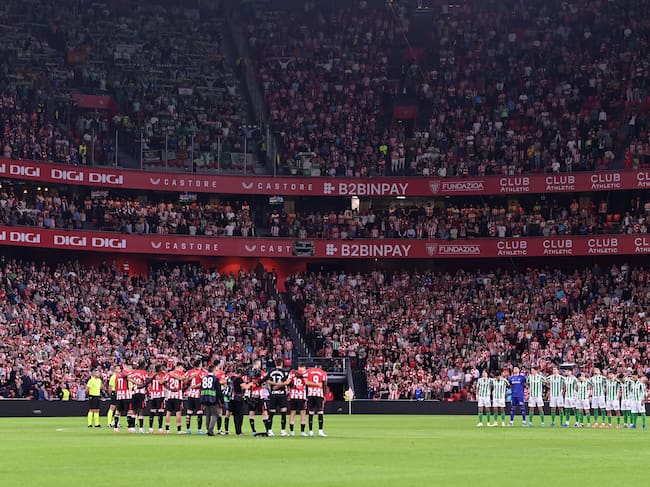 Los jugadores de Athletic y Betis, antes del partido que enfrentó a ambos equipos este domingo en San Mamés