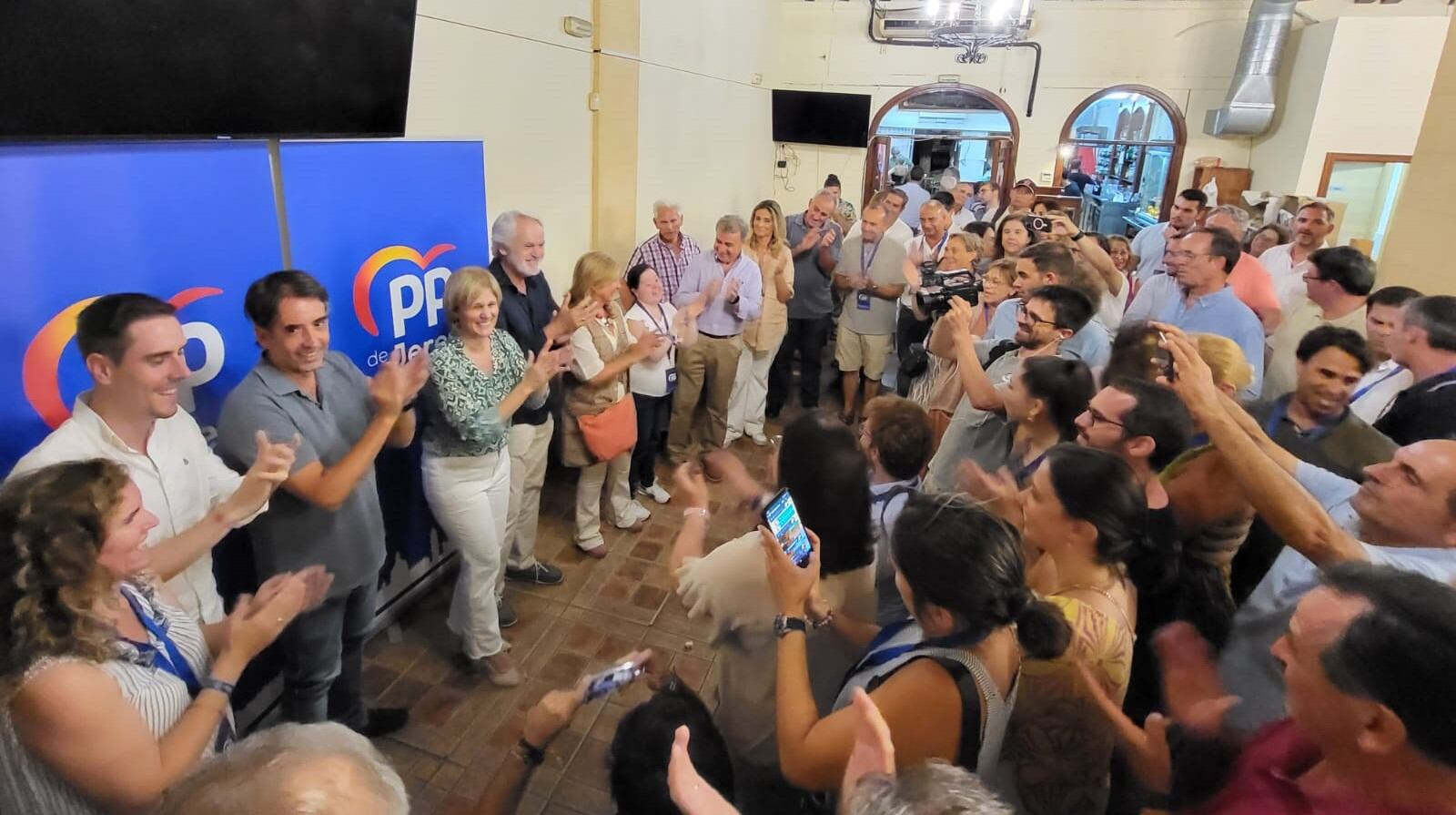 Los populares celebrando los resultados en Jerez en estos comicios