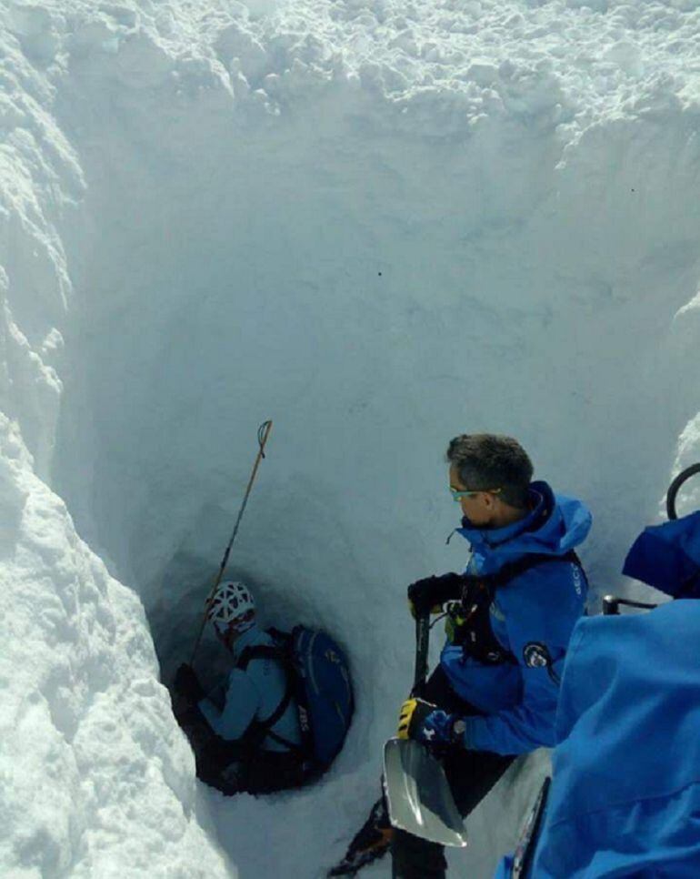 Miembros de los equipos de rescate acceden al lugar en el que quedaron sepultados los montañeros.