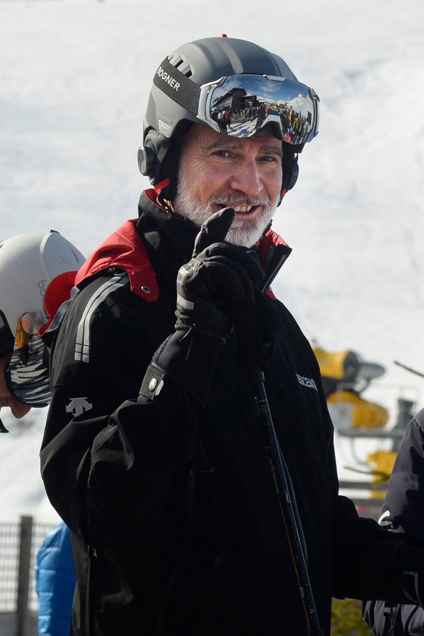 FORMIGAL (HUESCA), 16/03/2024.-El Rey Felipe VI espera su turno para coger el telesilla, este sábado en que ha acudido a esquiar a la estación de esquí de Formigal.-EFE/ Javier Blasco
