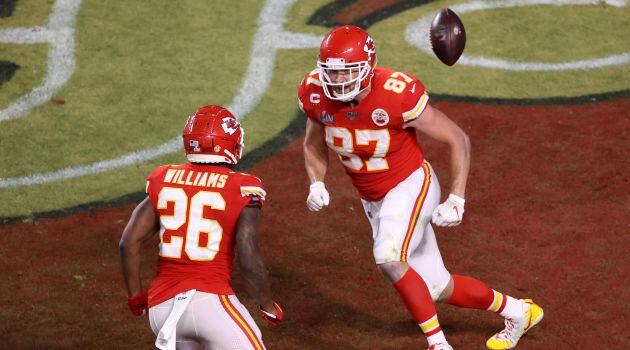 Travis Kelce y Damien Williams celebran el segundo touchdown de Kansas en la Super Bowl