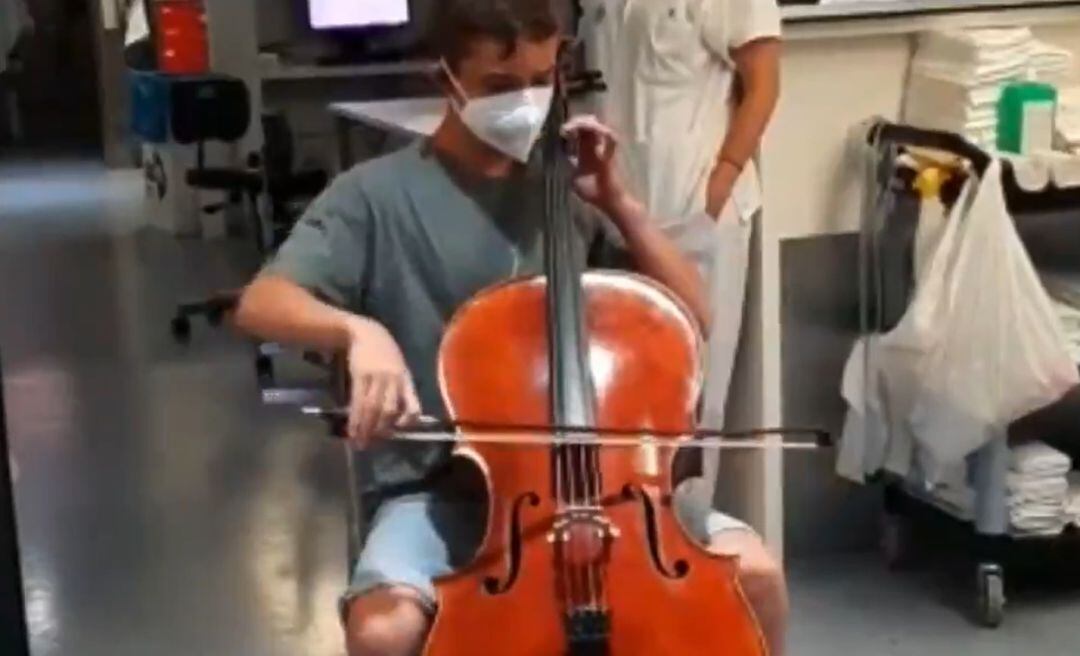 Pau, el niño de 13 años que dedicó un concierto de violenchelo a su padre ingresado por coronavirus en la UCI.