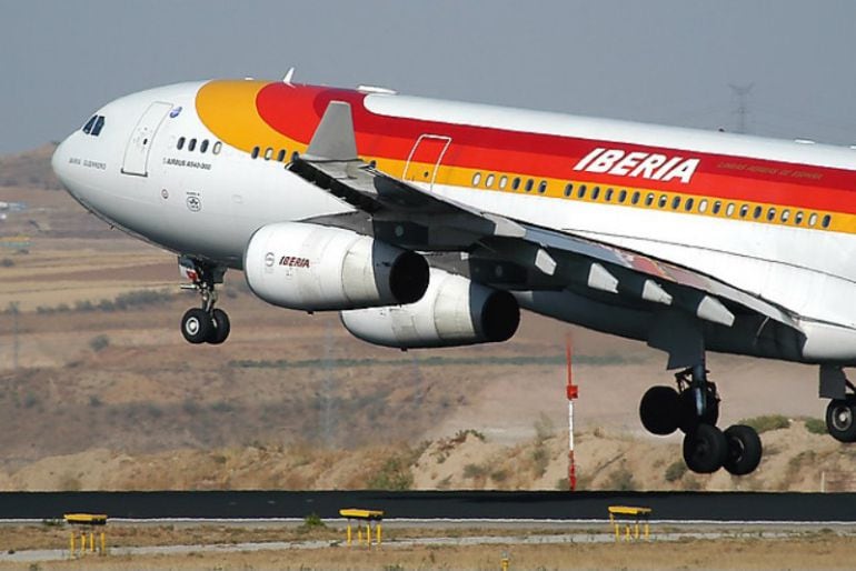 Un avión de Iberia en pleno despegue.