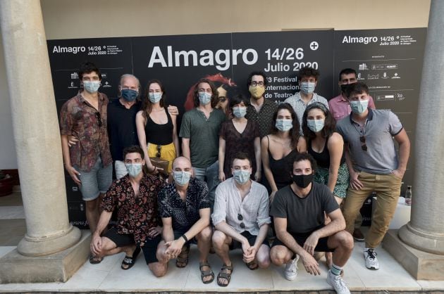 Actores y actrices de la Joven Compañía Nacional de Teatro Clásico en la presentación del estreno absoluto &quot;En otro reino extraño&quot; este martes en el Festival de Almagro