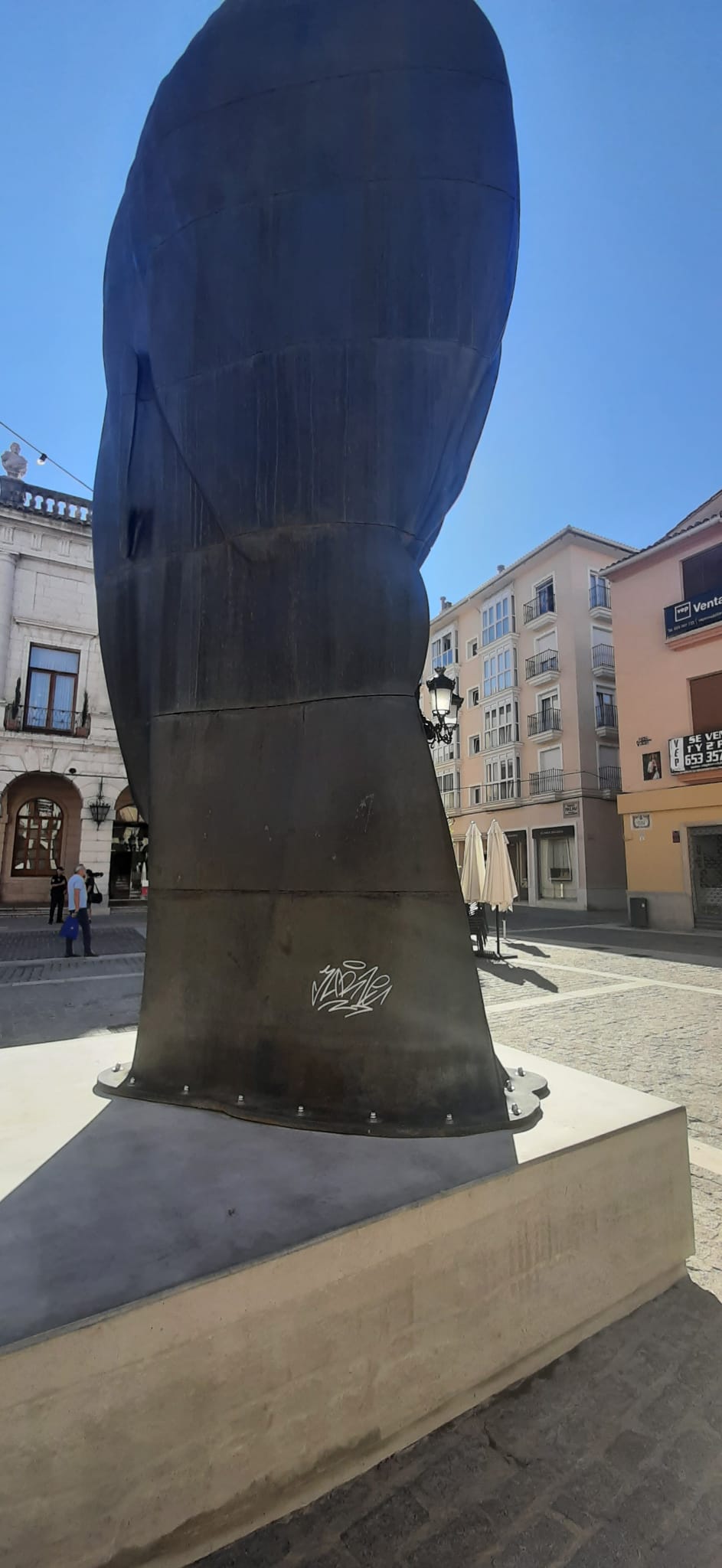 Pintada que se ha realizado sobre una de las esculturas de Gandia.