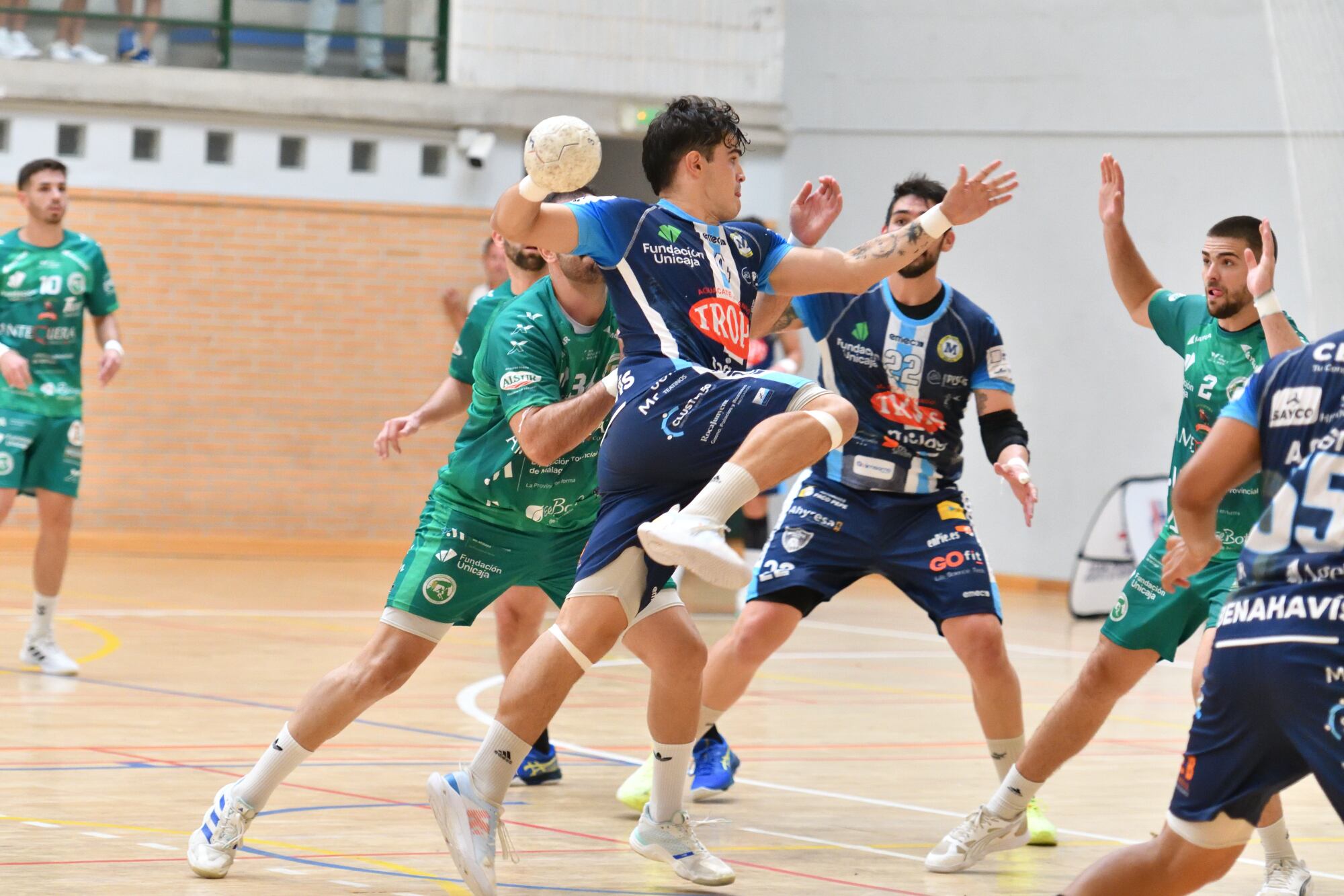 Escobedo, del Trops, lanza a portería