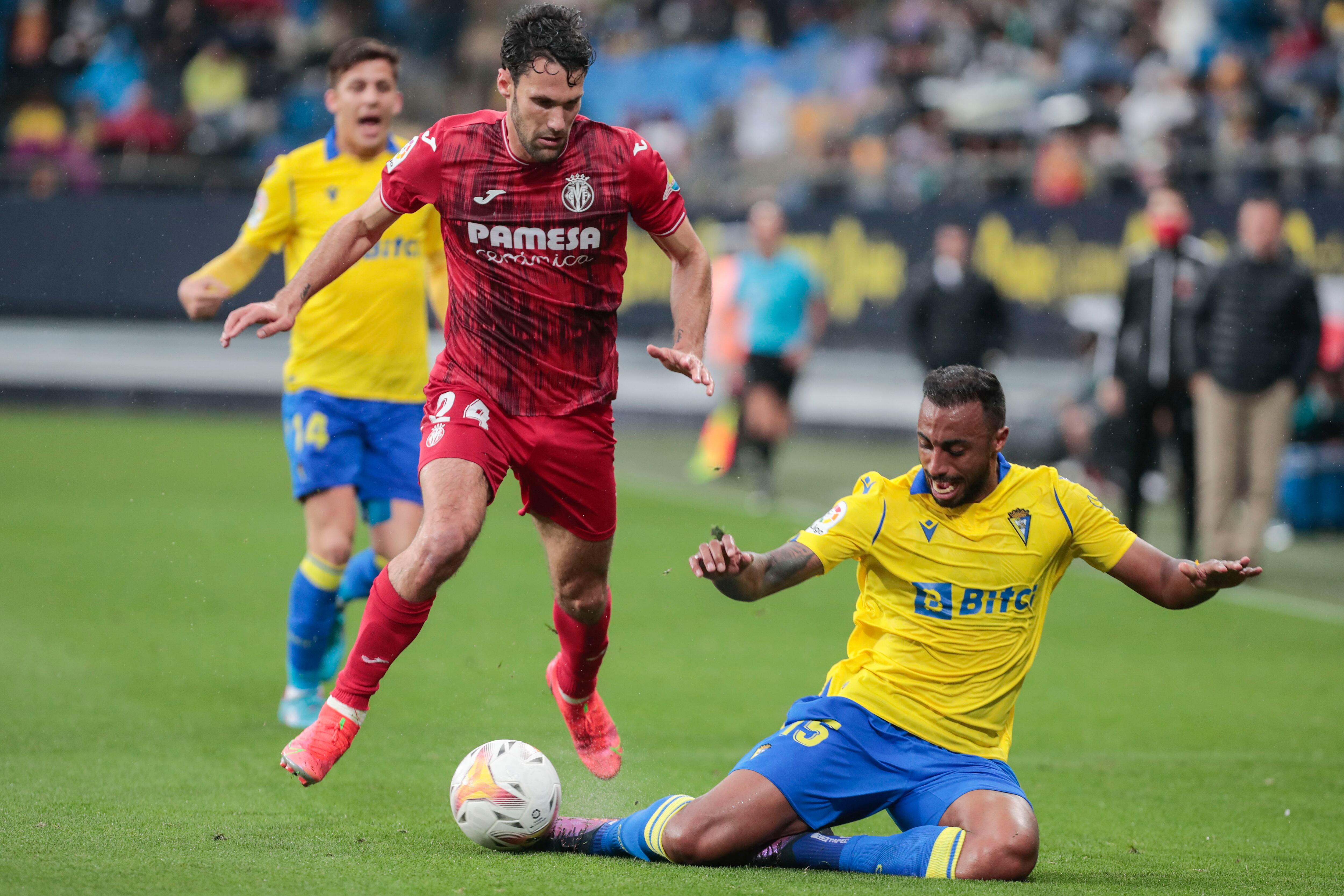 CÁDIZ, 20/03/2022.- El centrocampista del Villarreal CF, Alfonso Pedraza (i), lucha por el balón con el defensa hispano-ecuatoguineano del Cádiz CF, Carlos Akapo (d), durante el partido de Liga que enfrentó al Cádiz CF y el Villareal CF en el Estadio Nuevo Mirandilla. EFE/Román Ríos.