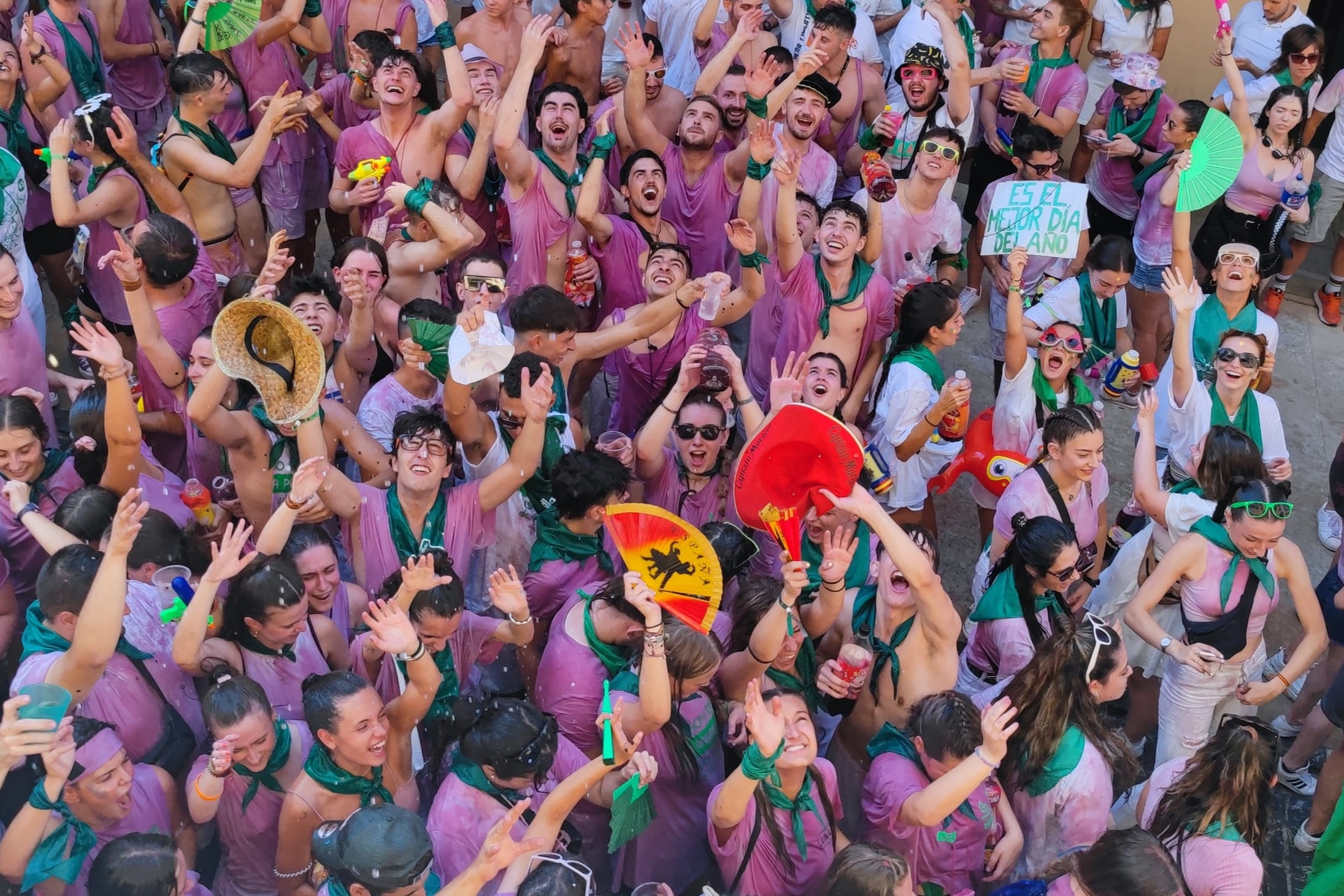 HUESCA, 09/08/2022.- Dos años después de desaparecer las Fiestas de San Lorenzo del calendario de Huesca a causa de la pandemia por coronavirus, tras casi mil días de espera impaciente, la capital altoaragonesa vuelve a ser un huracán festivo en honor a su santo patrón. EFE/ Luis Enrique Fácil