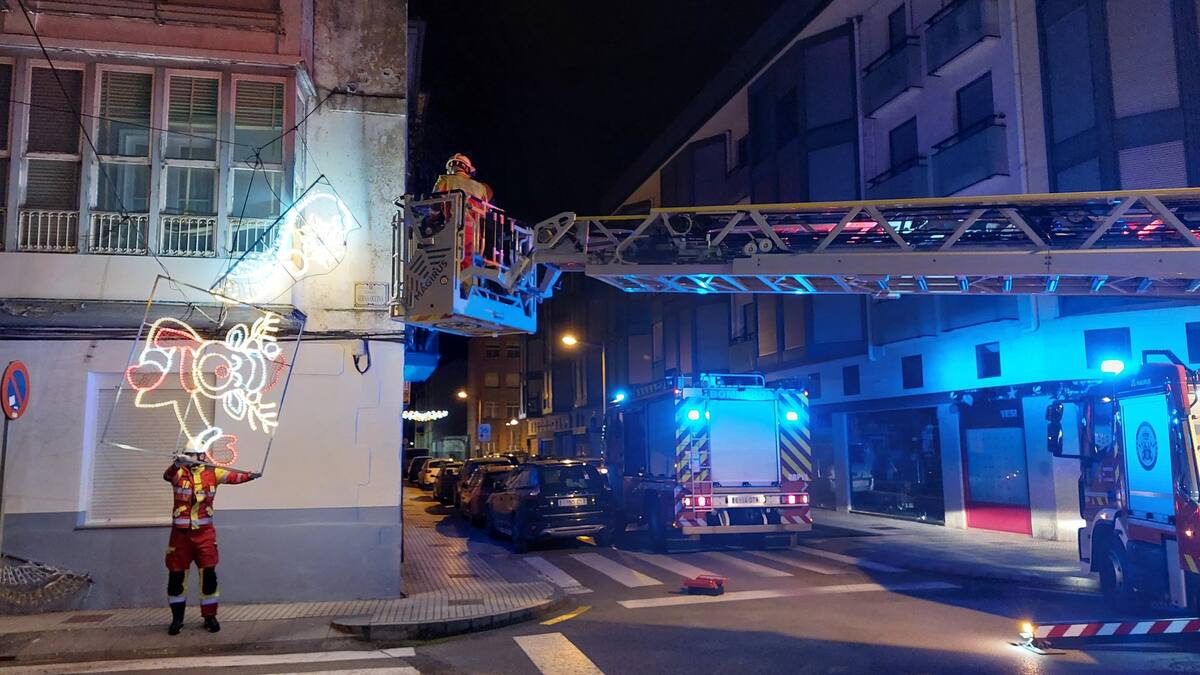 Bomberos de Cantabria retiran el alumbrado navideño descolgado de una calle de Santoña por el viento