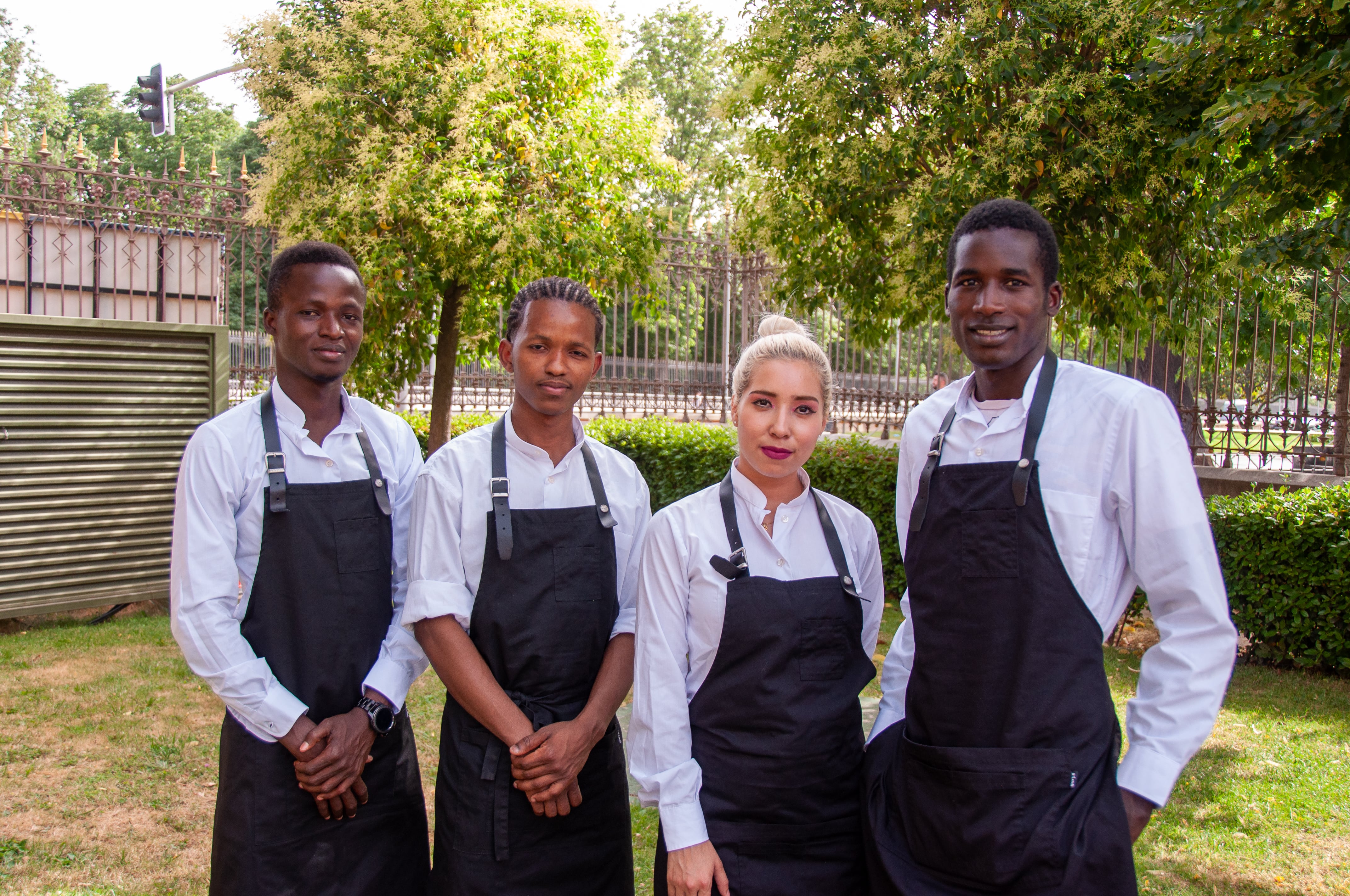 El equipo de sala del restaurante de la terraza de la Casa Árabe.