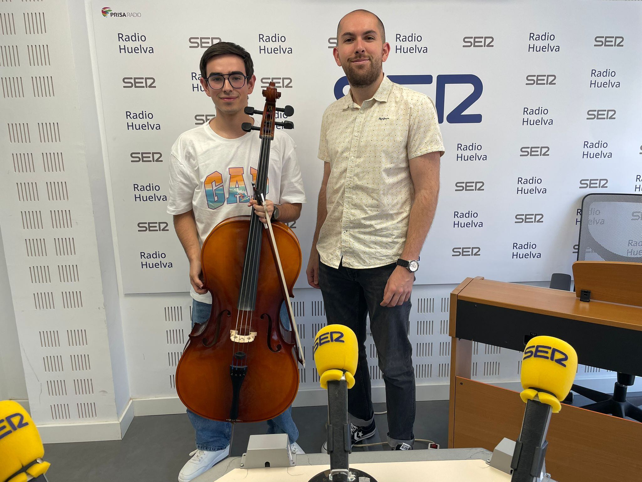 El violonchelista Santiago Martínez junto al profesor de música Pablo Razábal