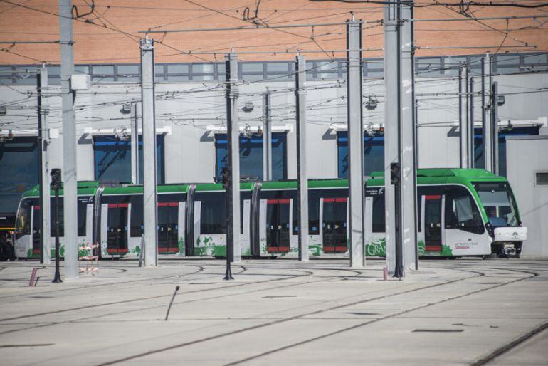 Un convoy del metro de Granada en las cocheras