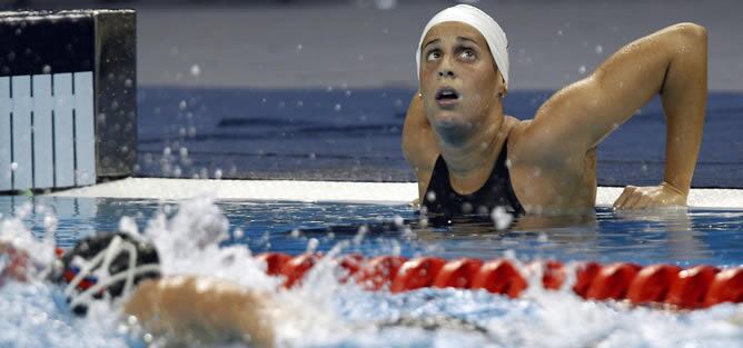 La nadadora española Erika Villaecija mira el panel de tiempos tras competir en una serie clasificatoria de la prueba de 1500m estilo femeninos de los Campeonatos del Mundo de natación