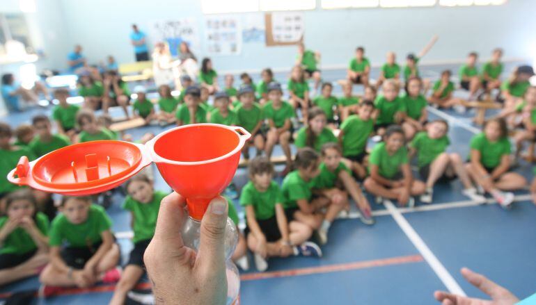 El Consistorio repartirá embudos naranjas para promover el reciclaje de aceite