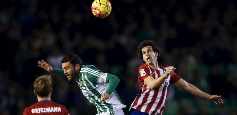 Jorge Molina y Tiago saltan por un balón en el Betis 0 - Atlético 1.