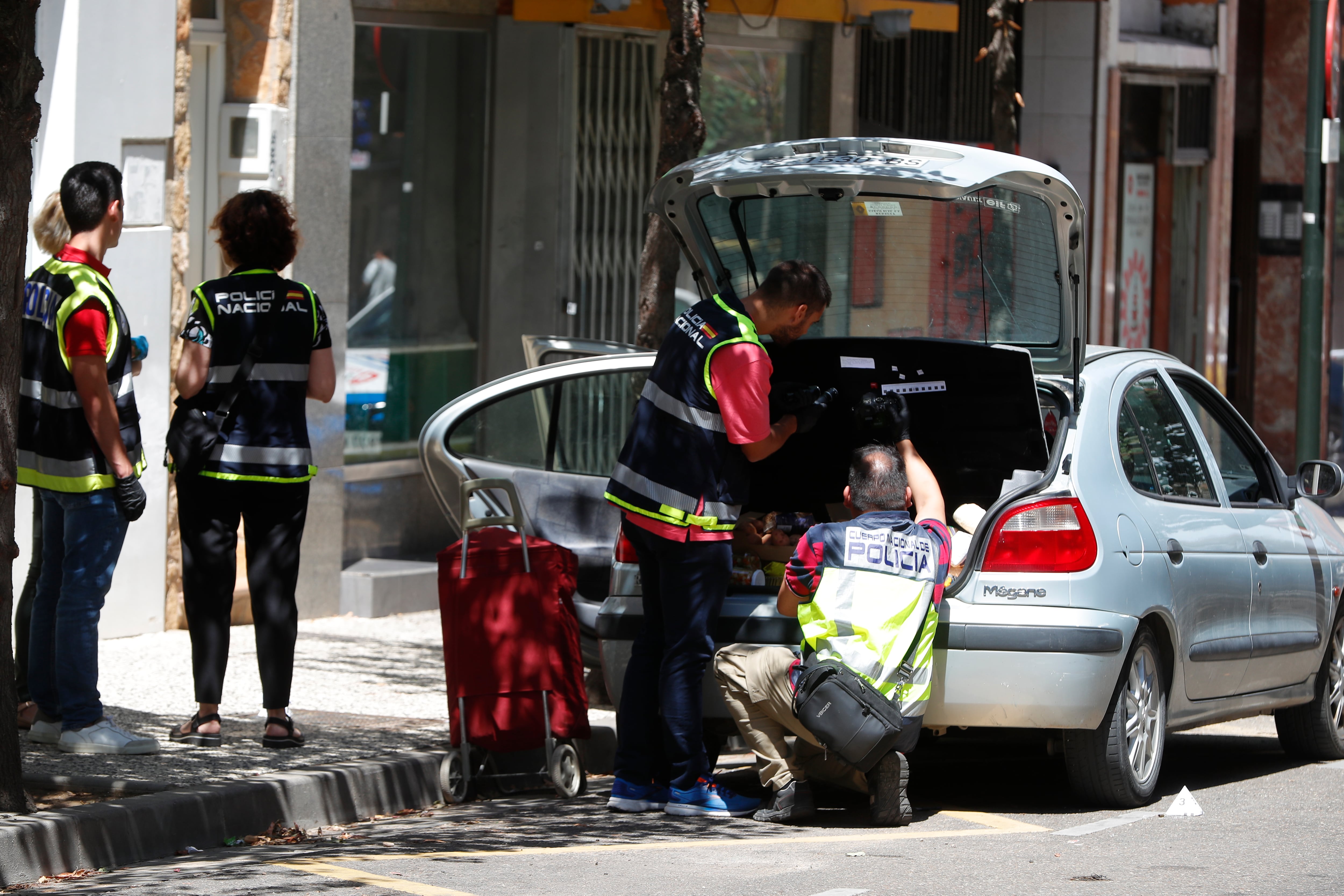 ZARAGOZA, 28/07/2023.- Agentes de la Policía científica toma huellas del coche de uno de los implicados en la calle donde se ha producido un tiroteo con dos heridos de bala, este viernes en el barrio de Torrero de Zaragoza. EFE/ Javier Cebollada
