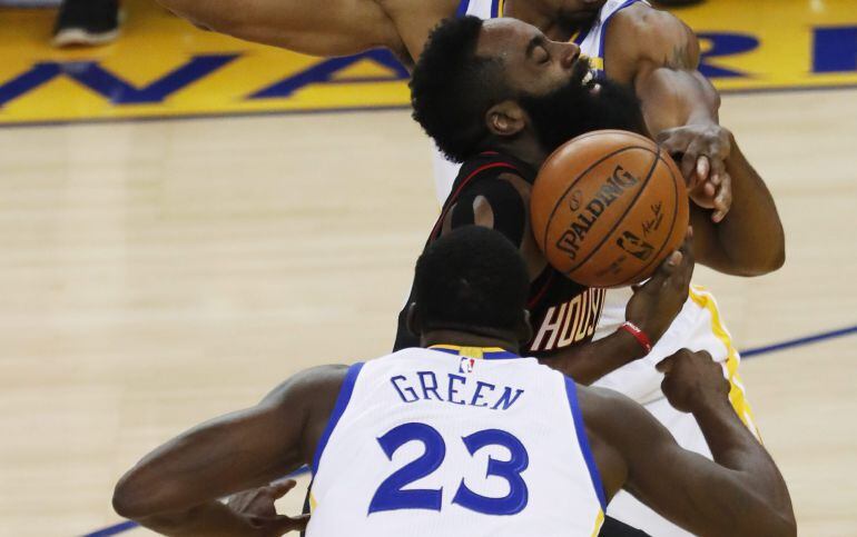 Draymond Green pelea por la pelota con James Harden