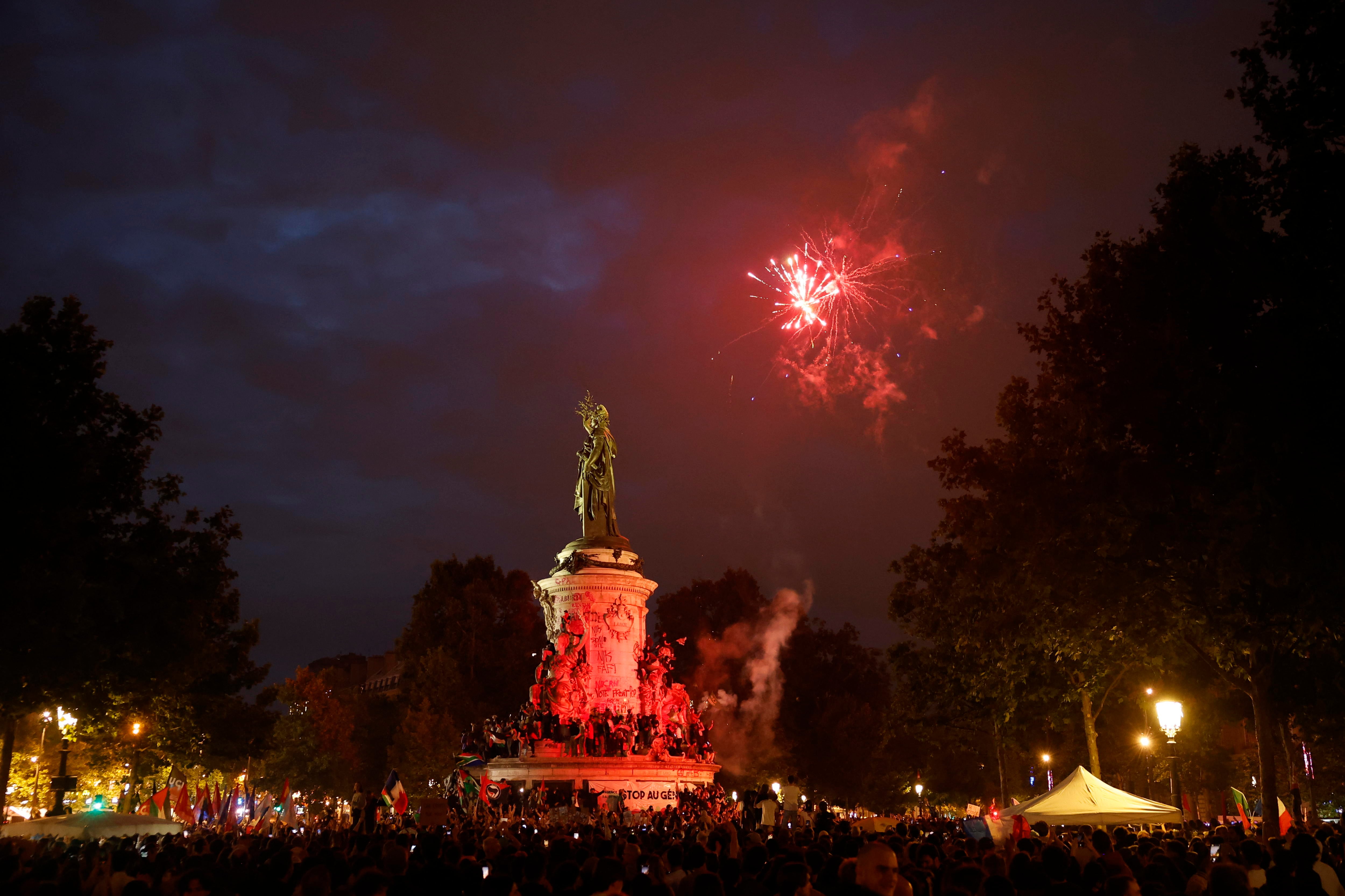Miles de franceses salen a las calles para celebrar la victoria de la izquierda.
