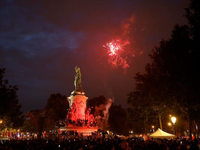 Miles de franceses salen a las calles para celebrar la victoria de la izquierda.