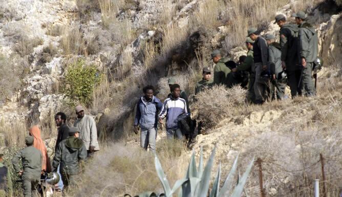 Vista de algunos inmigrantes, con las fuerzas de seguridad en Marruecos