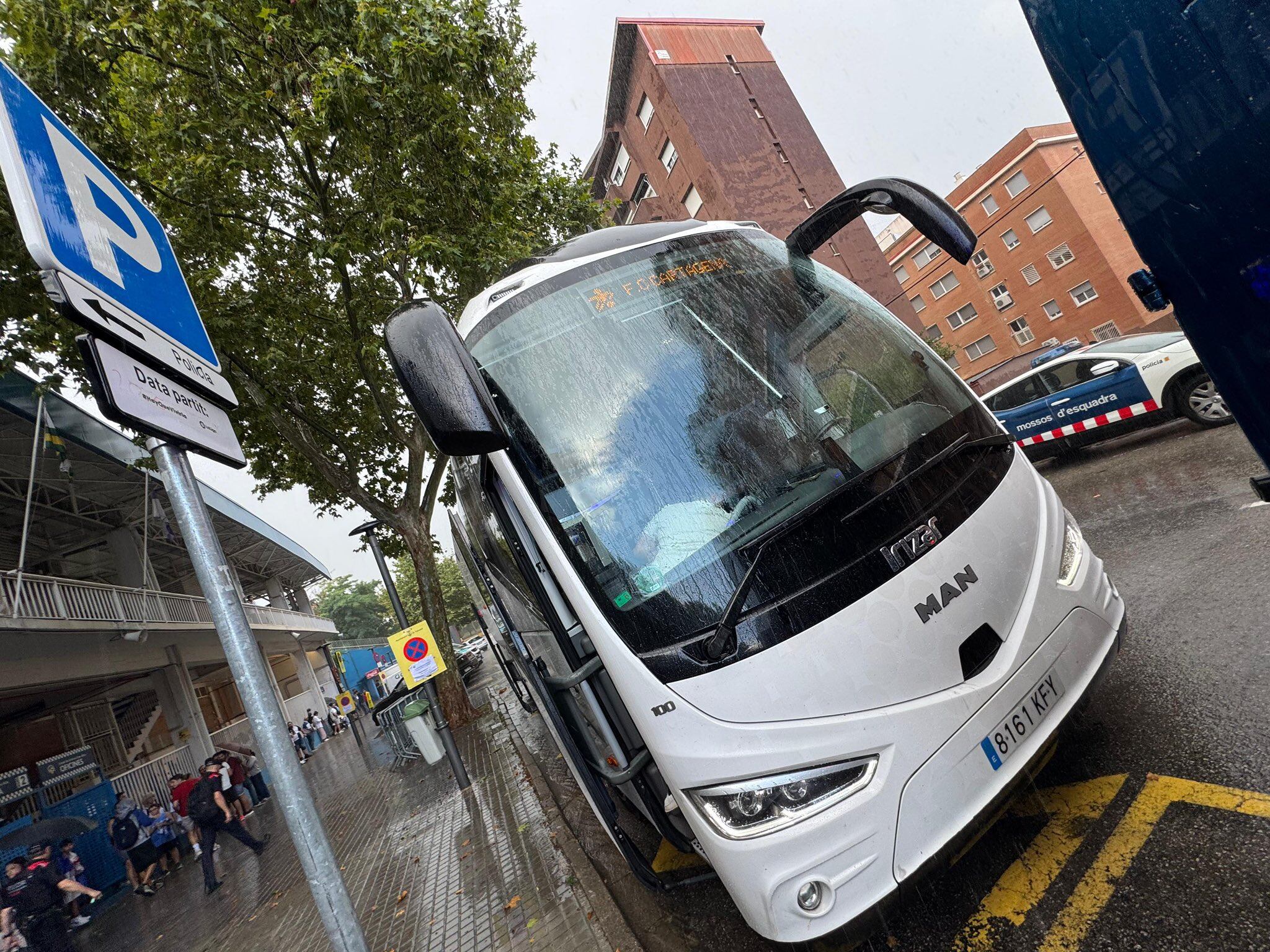 El autobús del FC Cartagena al lado de la Nova Creu Alta