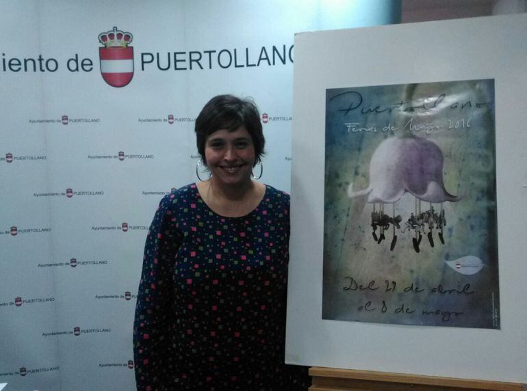 Ana Muñoz, junto al cartel anunciador de la Feria de Mayo 2016