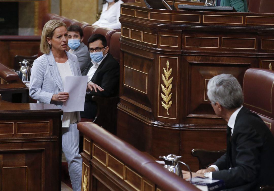 La diputada de Coalición Canaria, Ana Oramas, antes de su intervención en el pleno del Congreso que debate y vota este miércoles la quinta prórroga del estado de alarma.