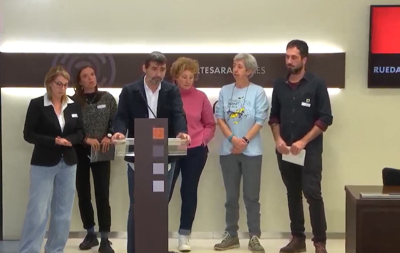 Algunos afectados que han recibido la carta de desalojo junto al diputado de IU y miembros del colectivo Vivienda Digna Viello Aragón