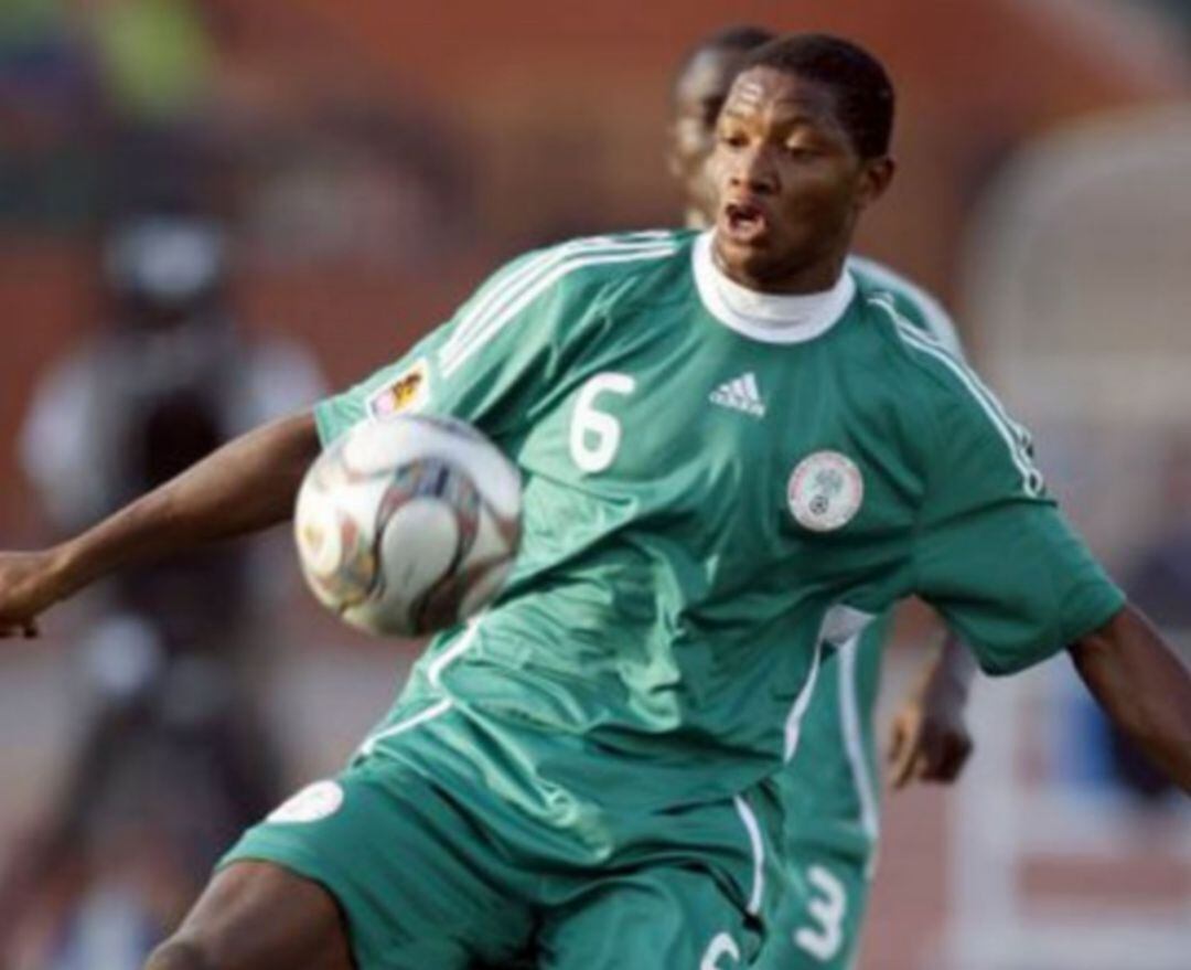 Edet durante un partido con su selección.