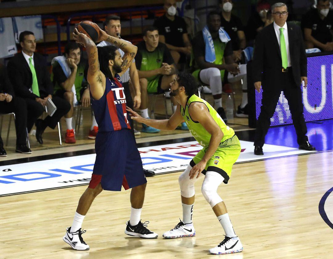 Henry trata de armar la jugada ante la defensa de Melo Trimble.