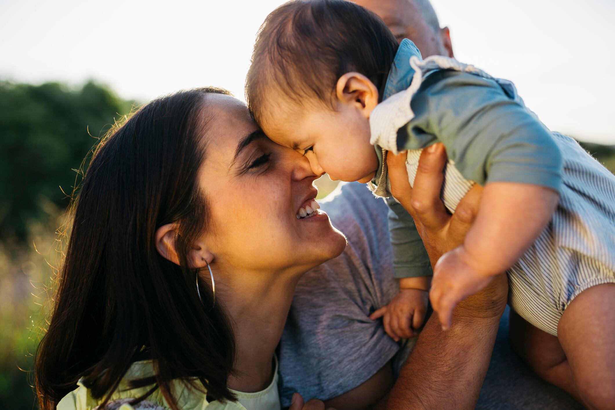 Una familia pasa tiempo con su hijo.