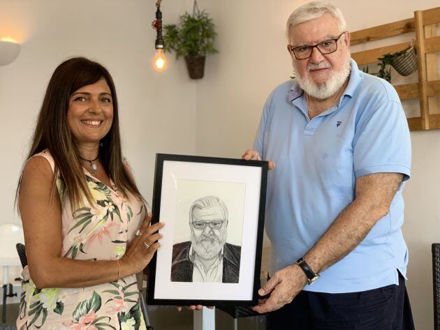 Rosa y Mayeto, con el retrato hecho por ella de su vecino