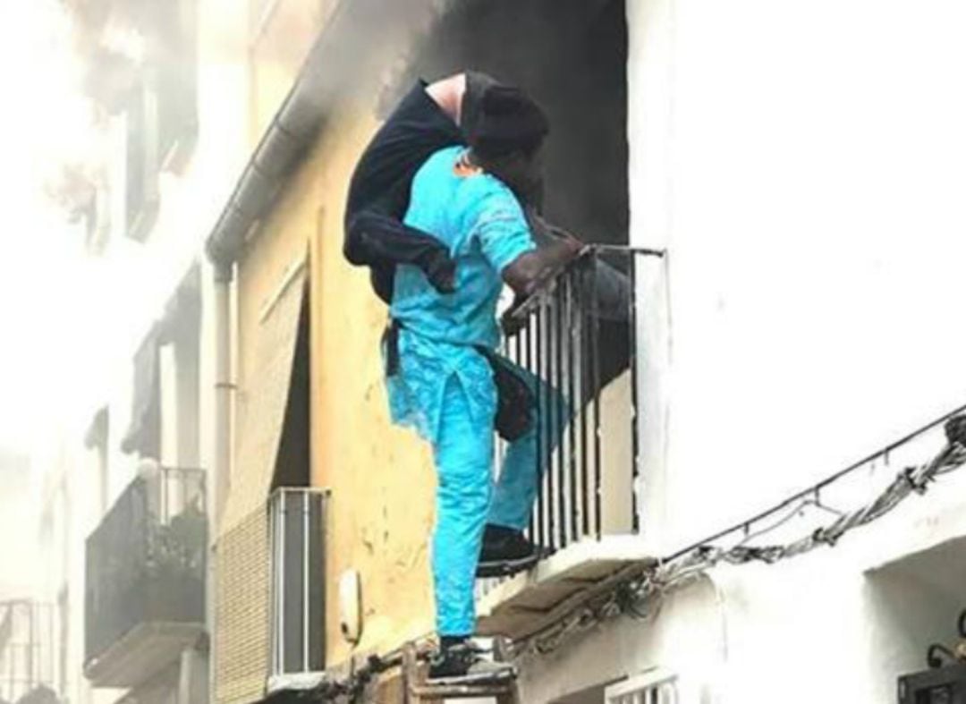 Momento en el que el senegalés salva a un vecino de Denia