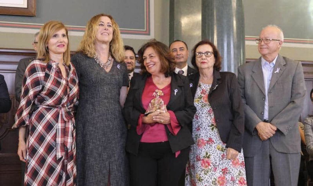 La presidenta de Mararía, Nieves Rosa Hernández, con el premio en sus manos.