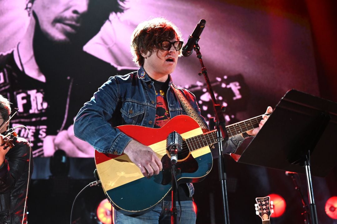 El músico Ryan Adams durante un concierto en enero de 2019