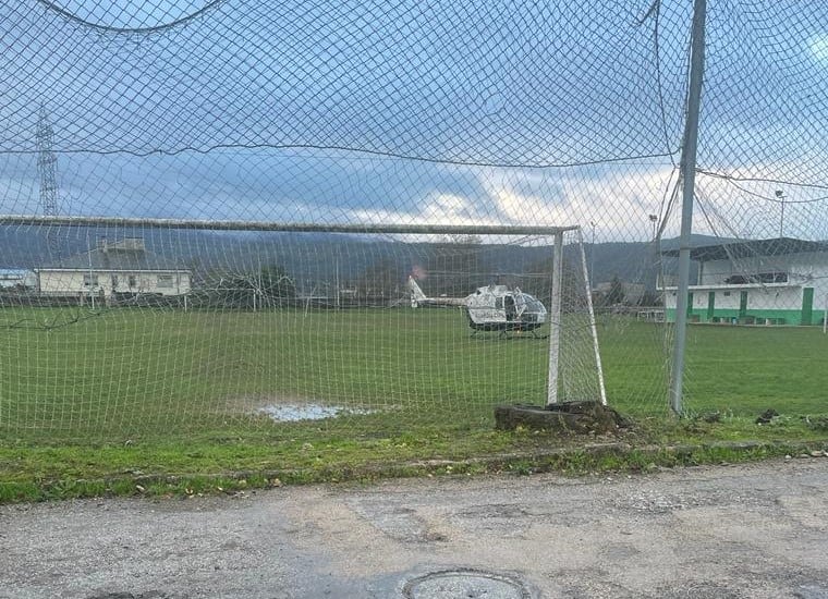 Helicóptero en el campo de fútbol de Posada