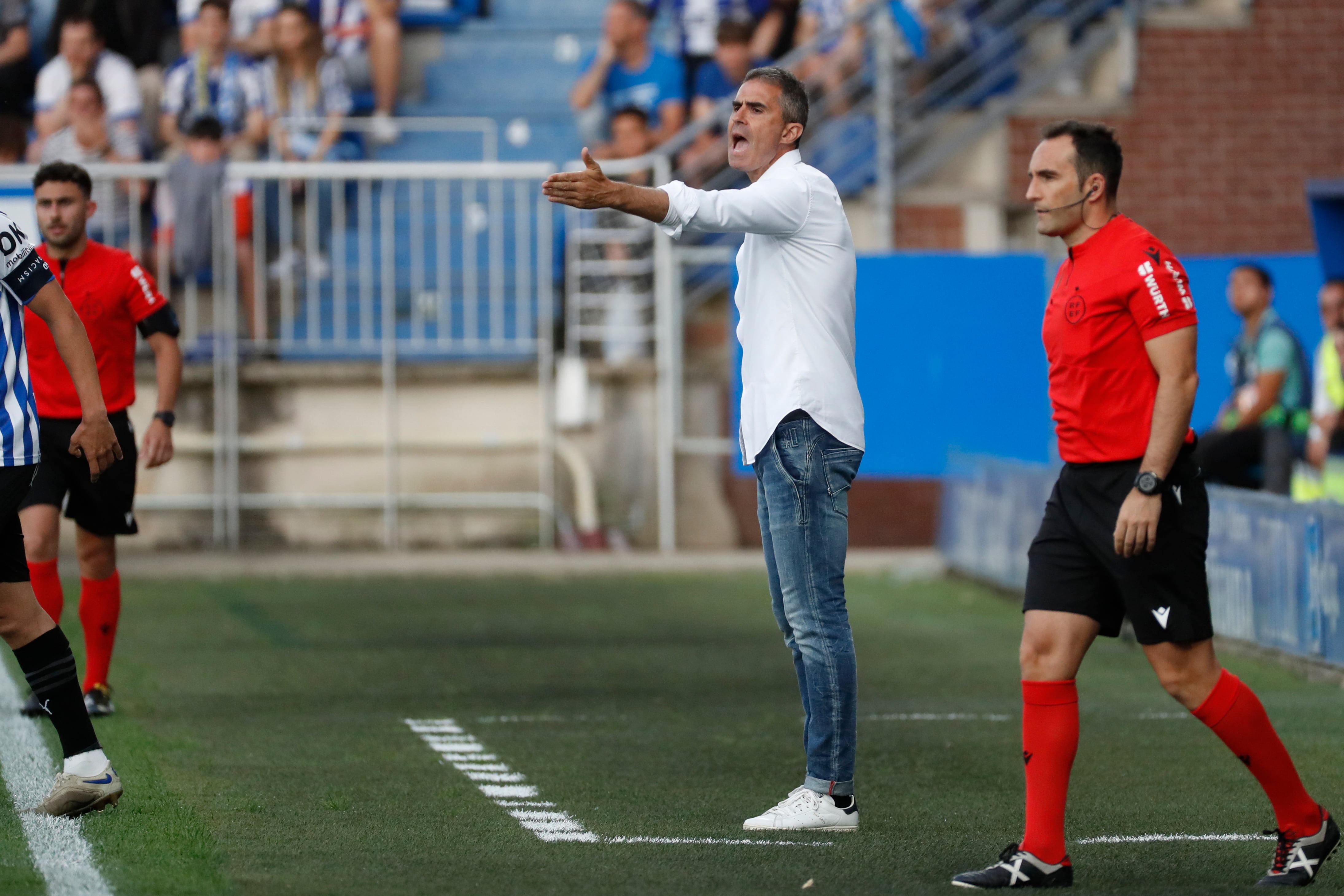 VITORIA , 08/06/2023.- El entrenador del SD Eibar, Gaizka Garitano, durante el partido de vuelta de semifinales de playoff de ascenso de Segunda División entre la SD Eibar y el Deportivo Alavés, este jueves en el estadio de Mendizorroza, en Vitoria. EFE/ David Aguilar
