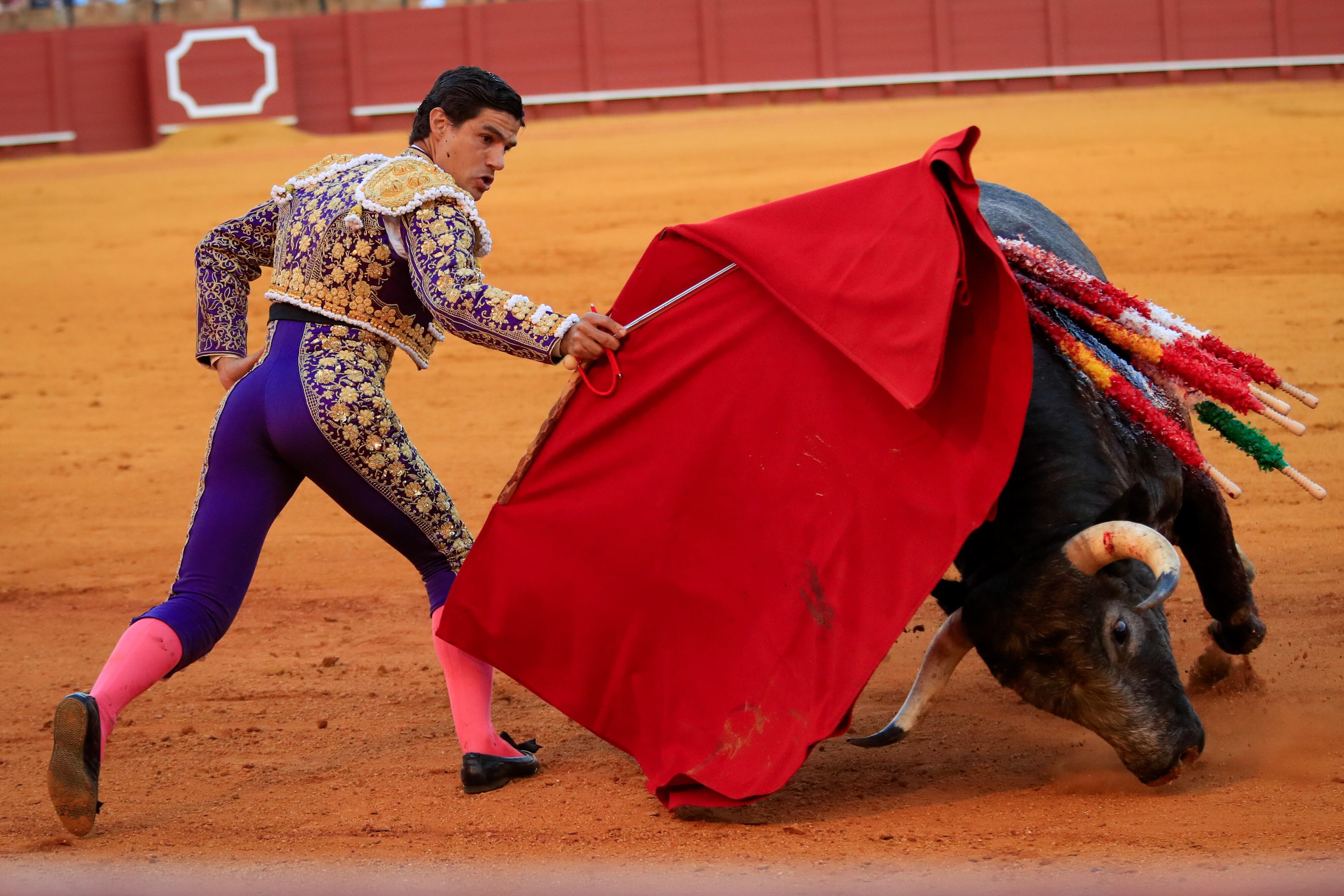 SEVILLA, 30/04/2023.- El diestro Pablo Aguado con su segundo toro, de la ganadería de La Quinta, en la decimocuarta de abono de la Feria de Abril, esta tarde en la Real Maestranza de Sevilla. EFE/ Julio Muñoz
