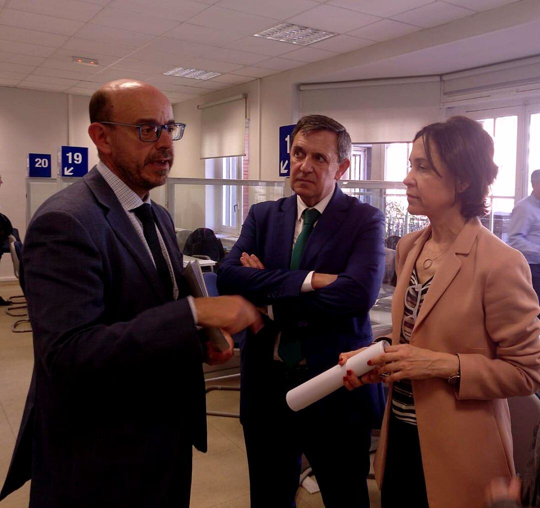 La Consejera de Hacienda y Sector Público, Dolores Carcedo, charla con el Delegado de la Agencia Tributaria, Ignacio Rellán, durante su visita a la oficina en Oviedo de apoyo a los ciudadanos para la presentación de la Declaración de la Renta