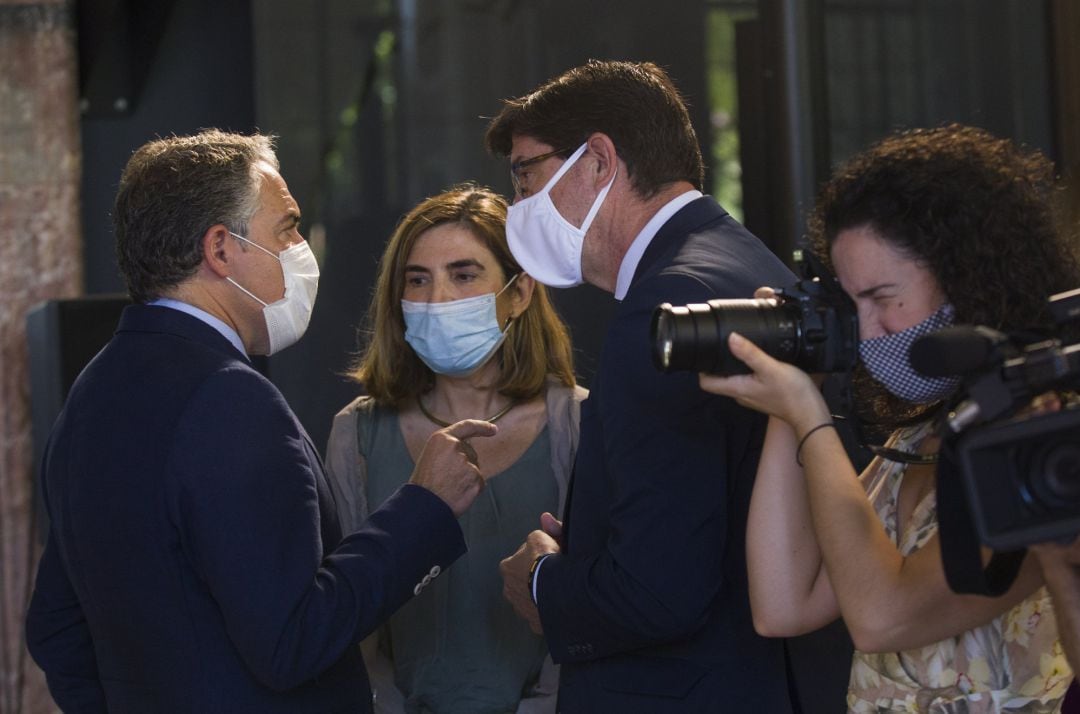El consejero de Presidencia, Elías Bendodo (i); la consejera de Empleo, Rocío Blanco (c), y el vicepresidente de la Junta, Juan Marín (d), en una foto de archivo.