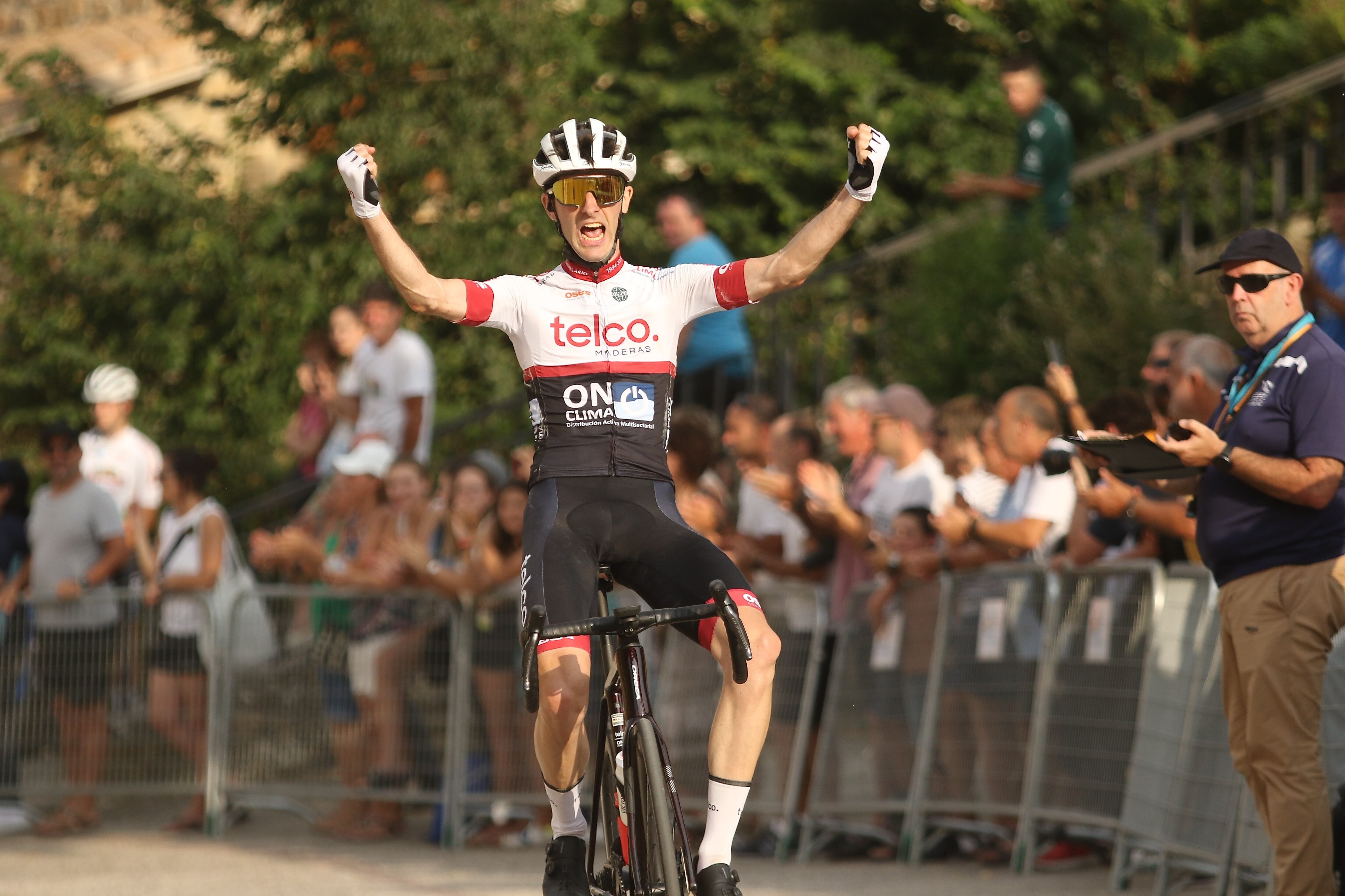 Pablo Ara entra vencedor en meta