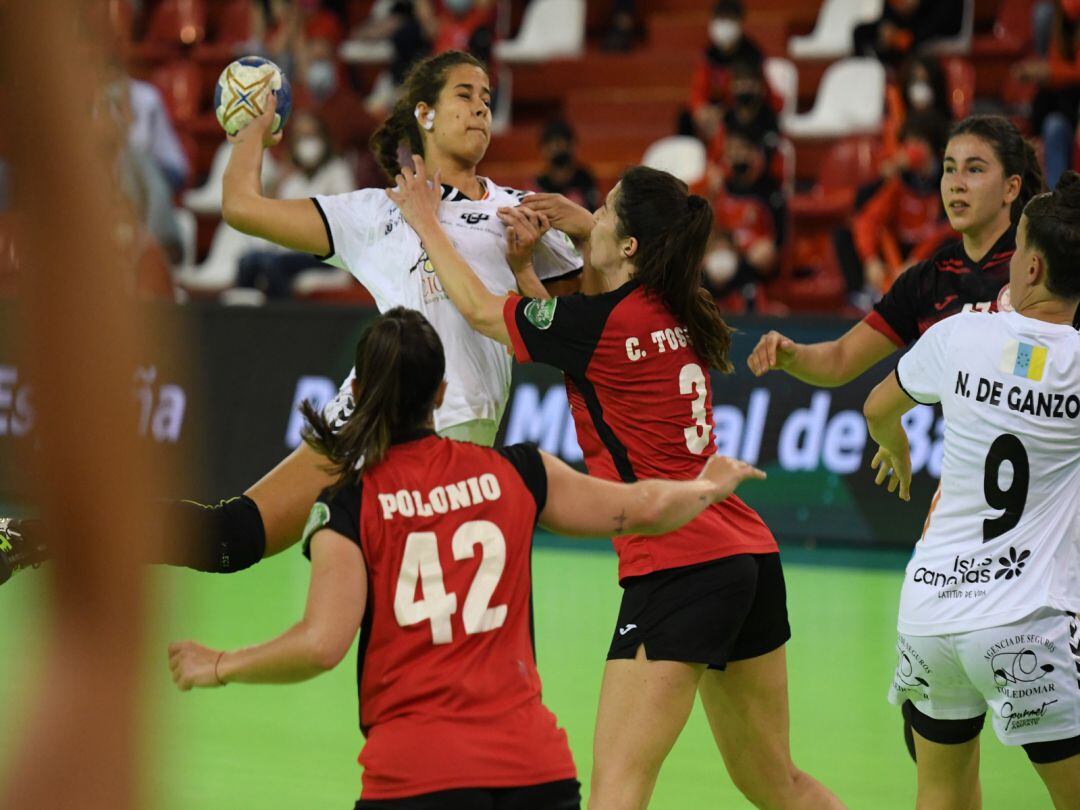 Uno de los intentos de lanzamiento del CICAR Lanzarote Ciudad de Arrecife en la cancha del Morvedre.