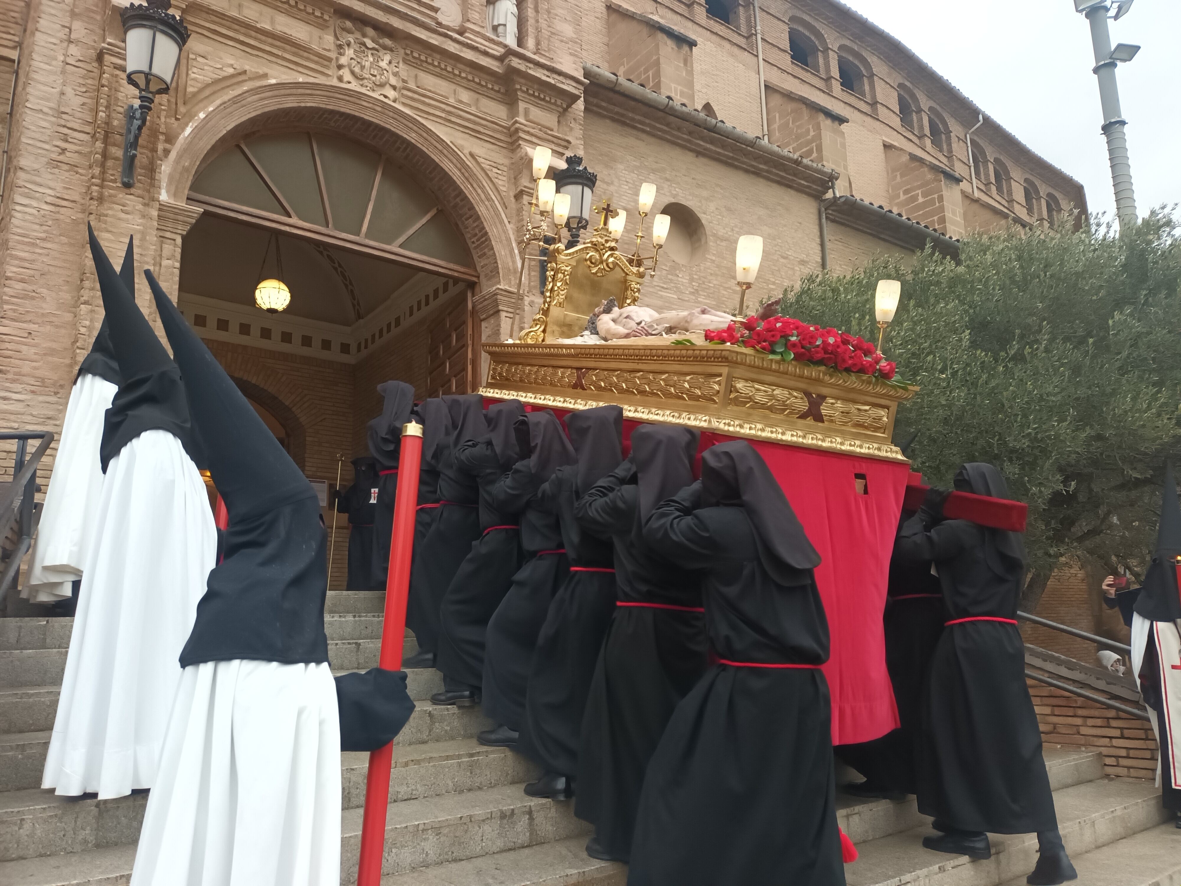 Los cofrades han llevado los pasos al interior de la iglesia por la lluvia