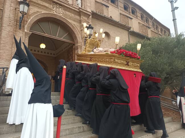 Los cofrades han llevado los pasos al interior de la iglesia por la lluvia