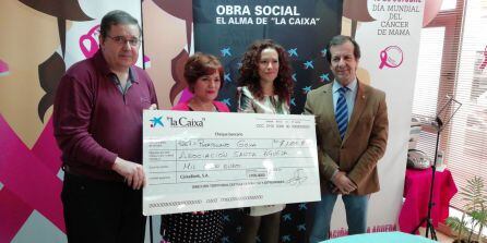 Cheque entregado por La Caixa a Santa Águeda