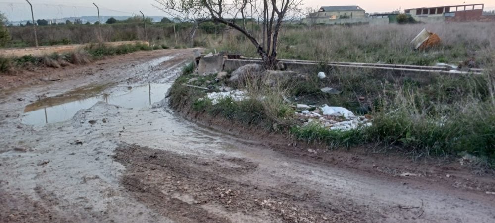 Uno de los caminos incluidos en el parque de innovación Pont dels Cavalls y que, según AE-Agró, seguía anegado un mes después de la DANA.