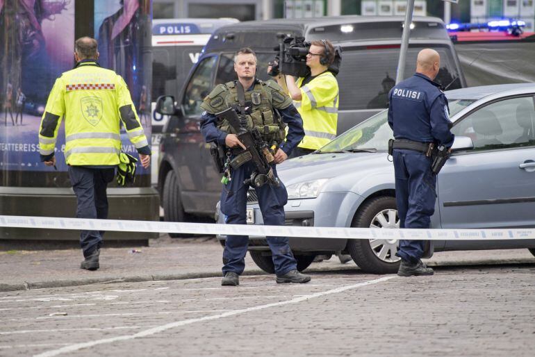 Efectivos de la policía y cuerpos de seguridad del Estado vigilan la céntrica plaza finlandesa de Turku.