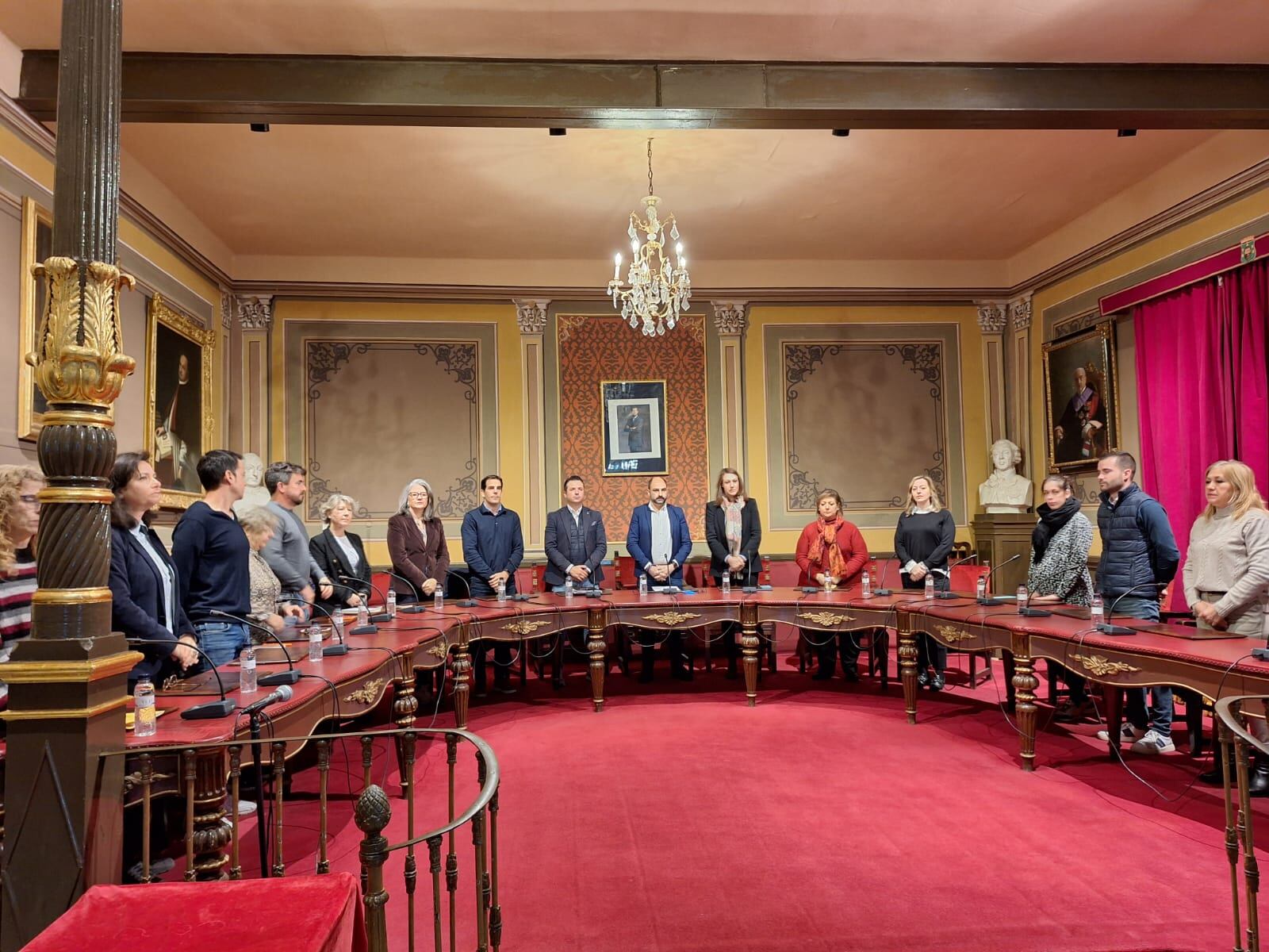 El Pleno Municipal del Ayuntamiento de Barbastro ha guardado un minuto de silencio por los guardias civiles asesinados
